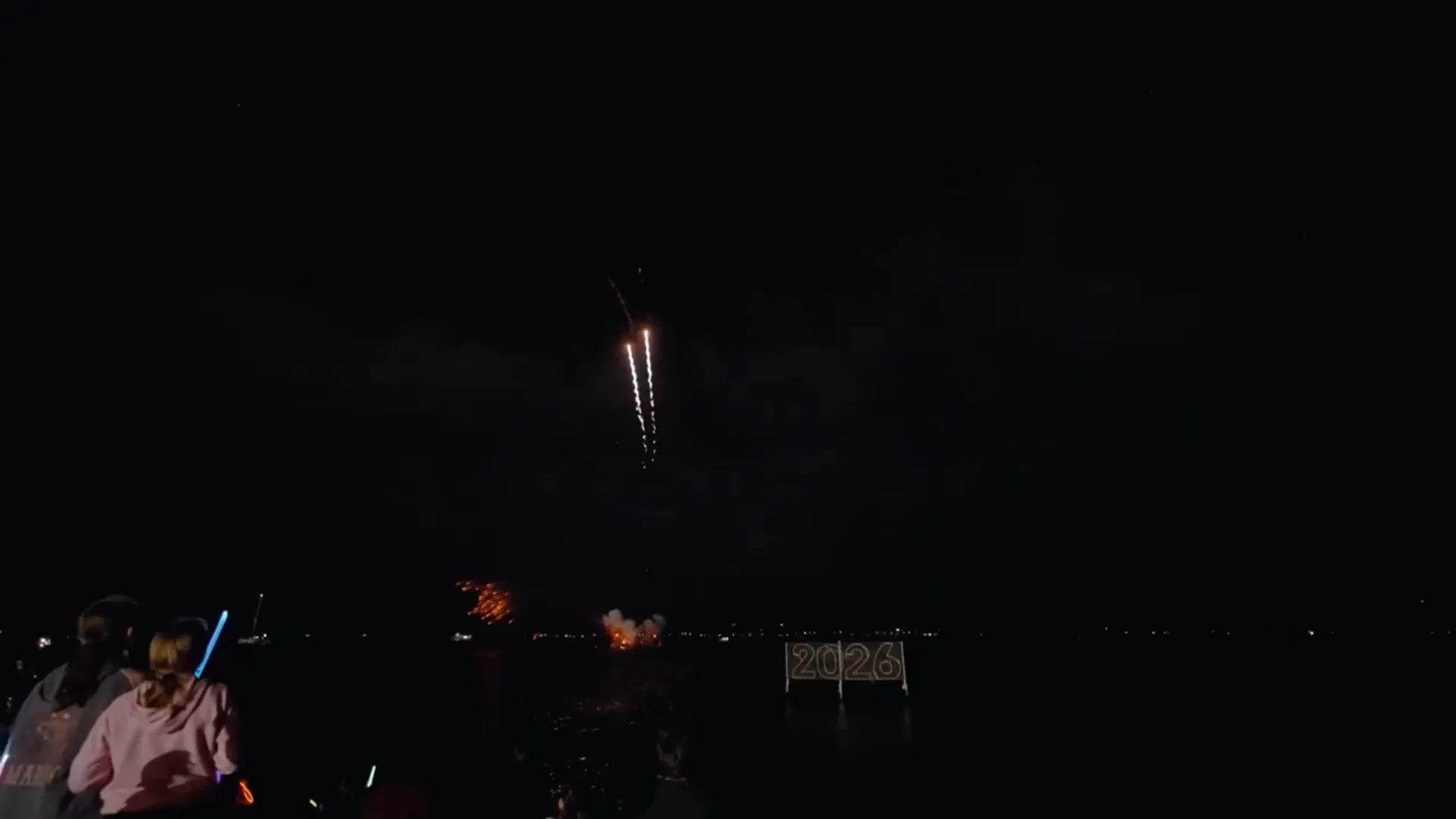 A photo of some fireworks on the night sky.